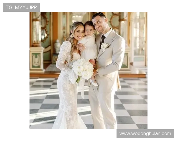 胡梅尔斯携超模女友观战斯图加特站决赛 退役后跨界体育魅力不减